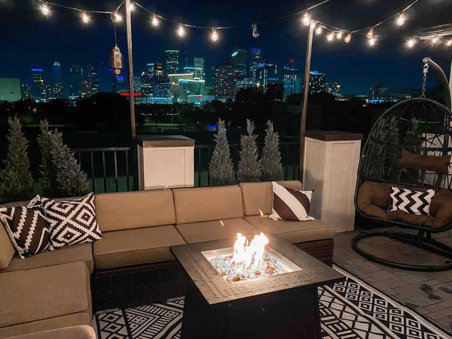 Luxury Downtown Home W Rooftop Deck In The Skyline Houston Exterior foto