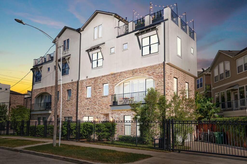 Luxury Downtown Home W Rooftop Deck In The Skyline Houston Exterior foto